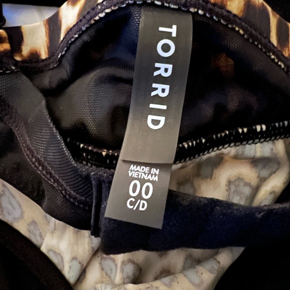 - Torrid NWOT underwire twist front tankini top. Leopard/cheetah print. 00 - Picture 3 of 6